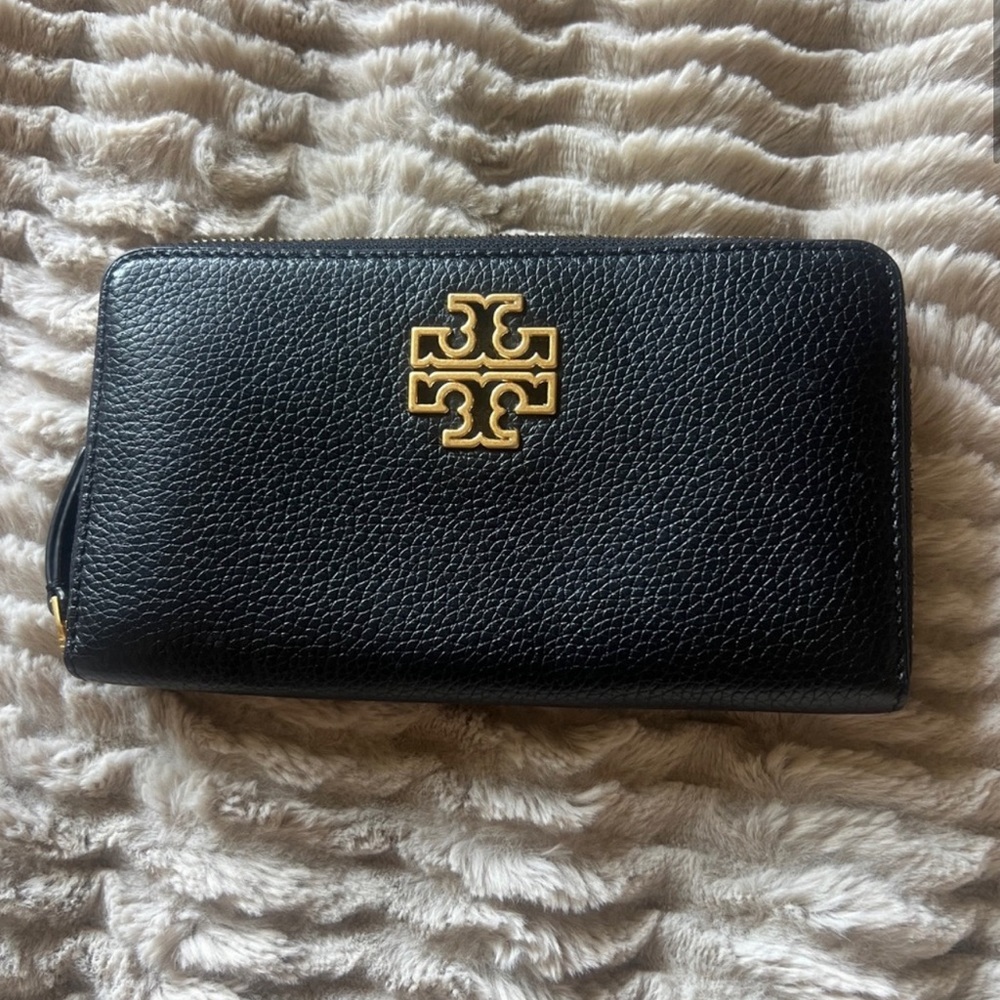 Tory Burch • zipper wallet with gold hardware • very gently used great condition